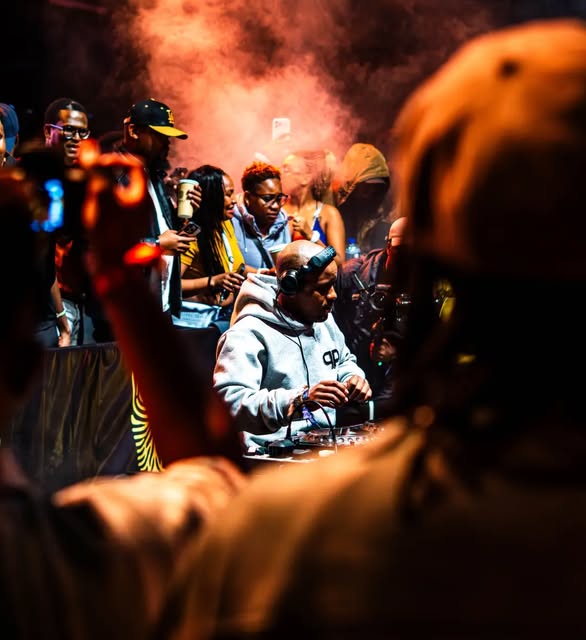 Asili smoke and crowd moment